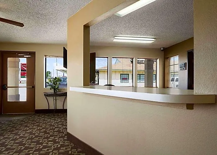 Super 8 By Wyndham Blackwell